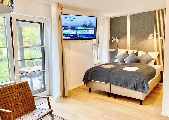Snug Stays 2 - Design 1-Zimmer-Studio Am See Mit Terrasse, Garten, Badestelle Vor Dem Haus