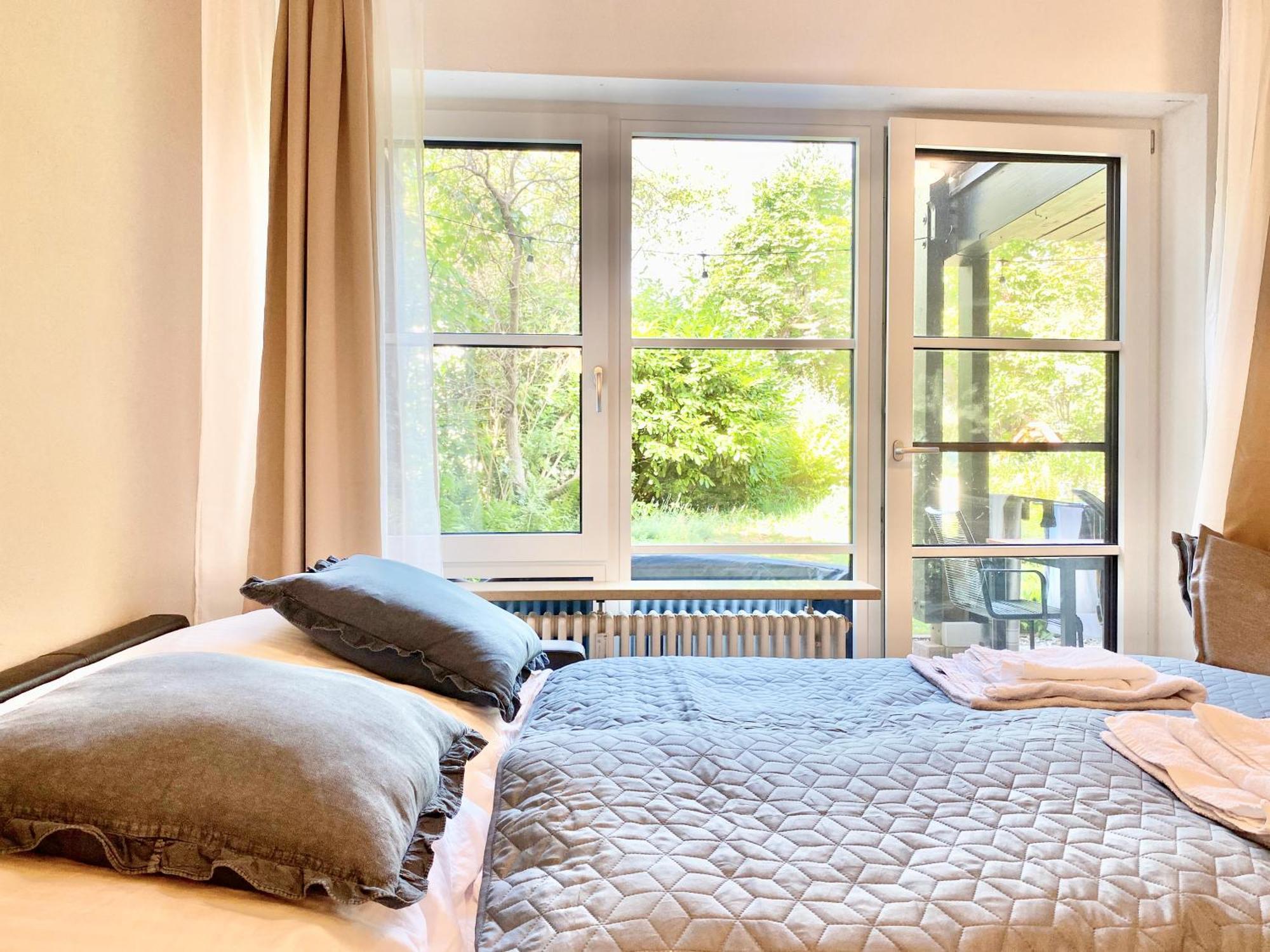 Snug Stays 2 - Design 1-Zimmer-Studio Am See Mit Terrasse, Garten, Badestelle Vor Dem Haus *